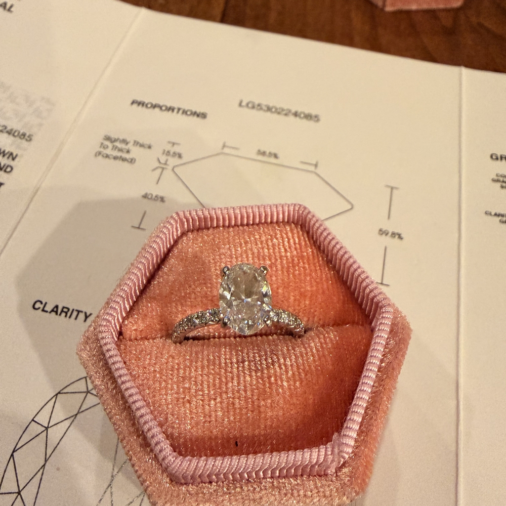 Elegant White Gold Engagment Ring